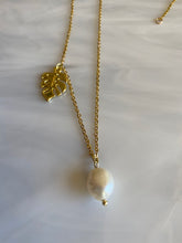 Load image into Gallery viewer, Saltwater Pearl and Monstera Gold Plated 18k Necklace
