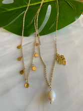 Load image into Gallery viewer, Saltwater Pearl and Monstera Gold Plated 18k Necklace
